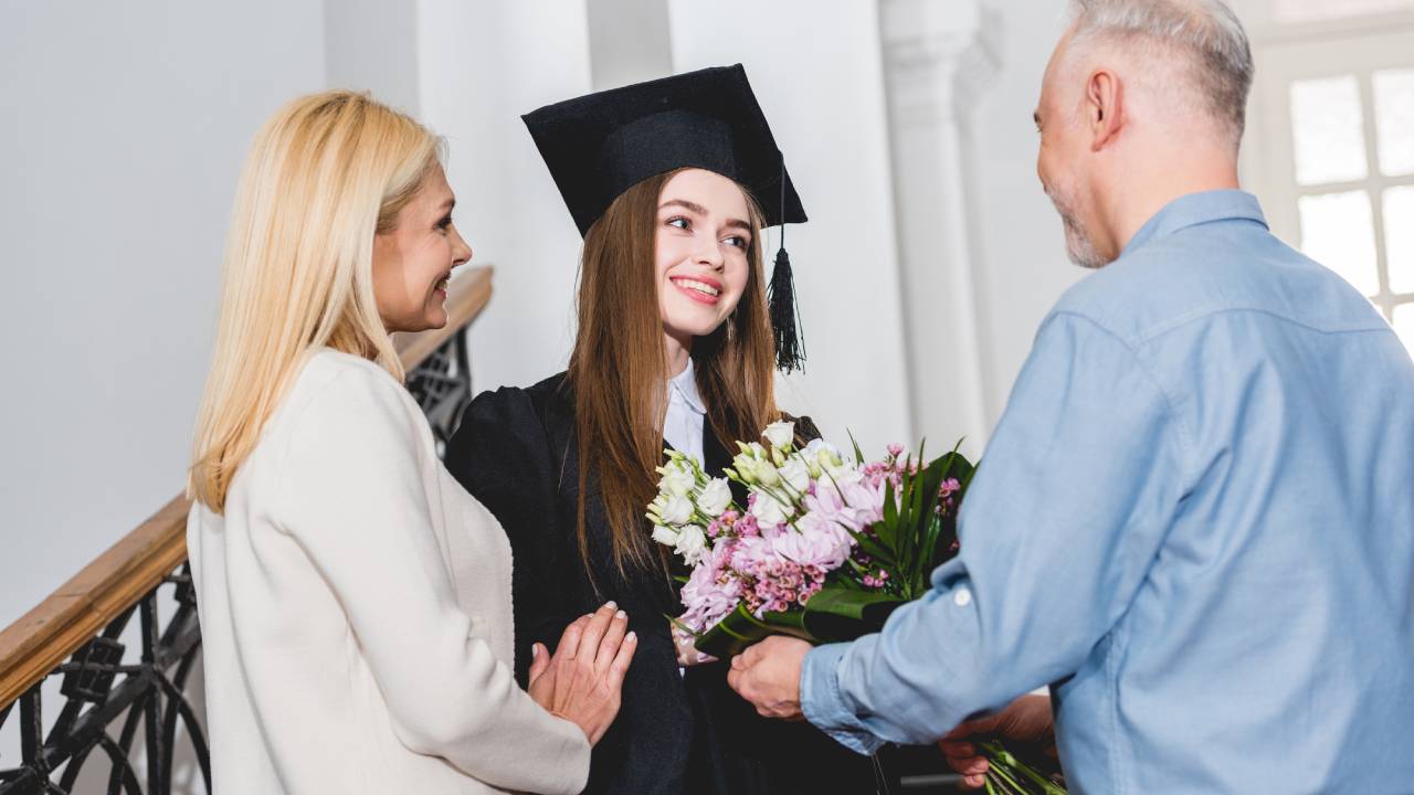 Graduation Ceremony Gift Presentation: A Guide for American Celebrations