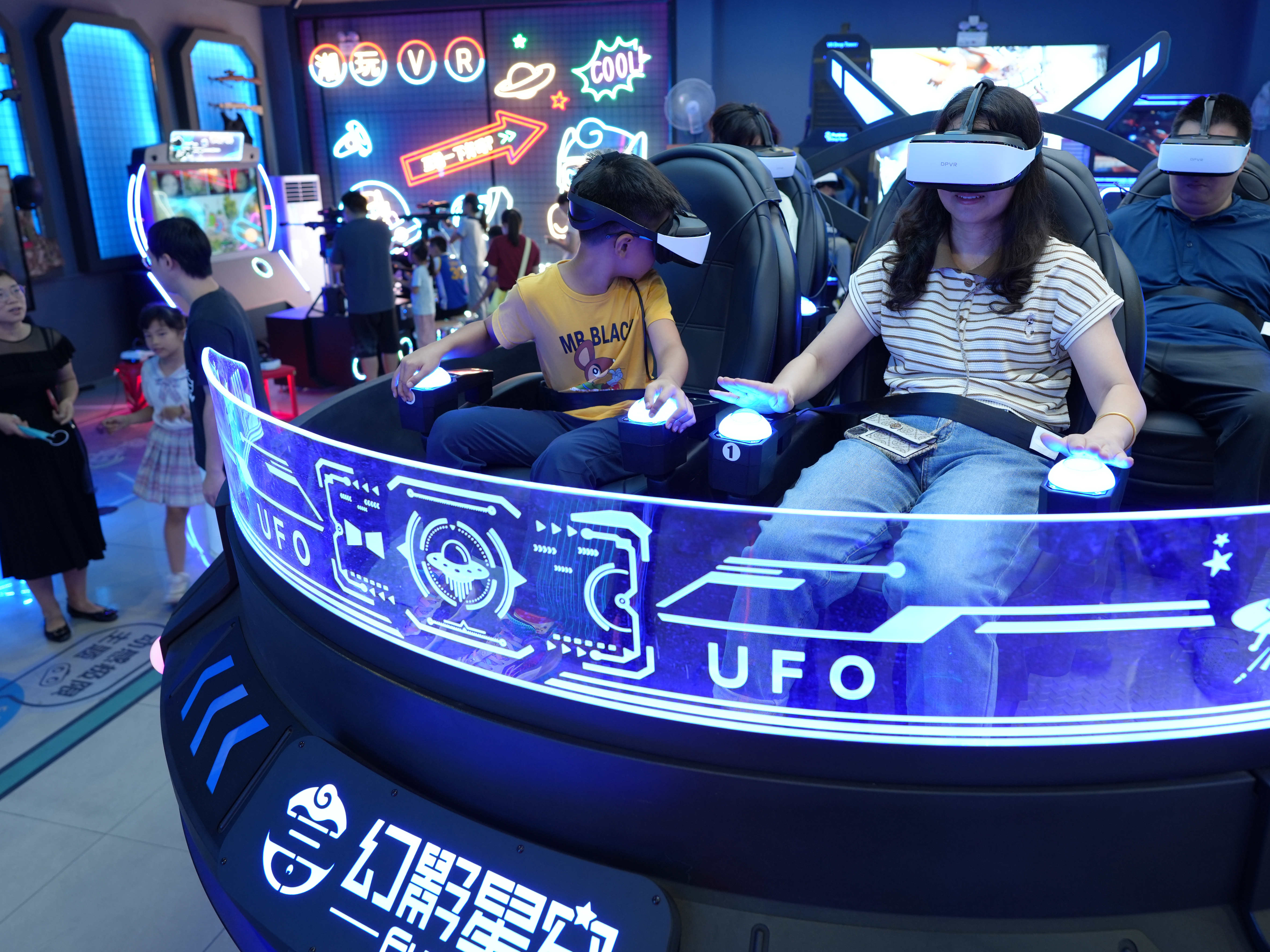 幻影星空VR元宇宙乐园VR全景加盟 5-100万投资 实地考察选址 量身定制装修 缩略图 7