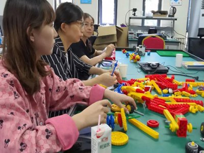 三叶虫编程机器人编程加盟 7.7万起投资 实地考察选址 总部统一装修 缩略图 4