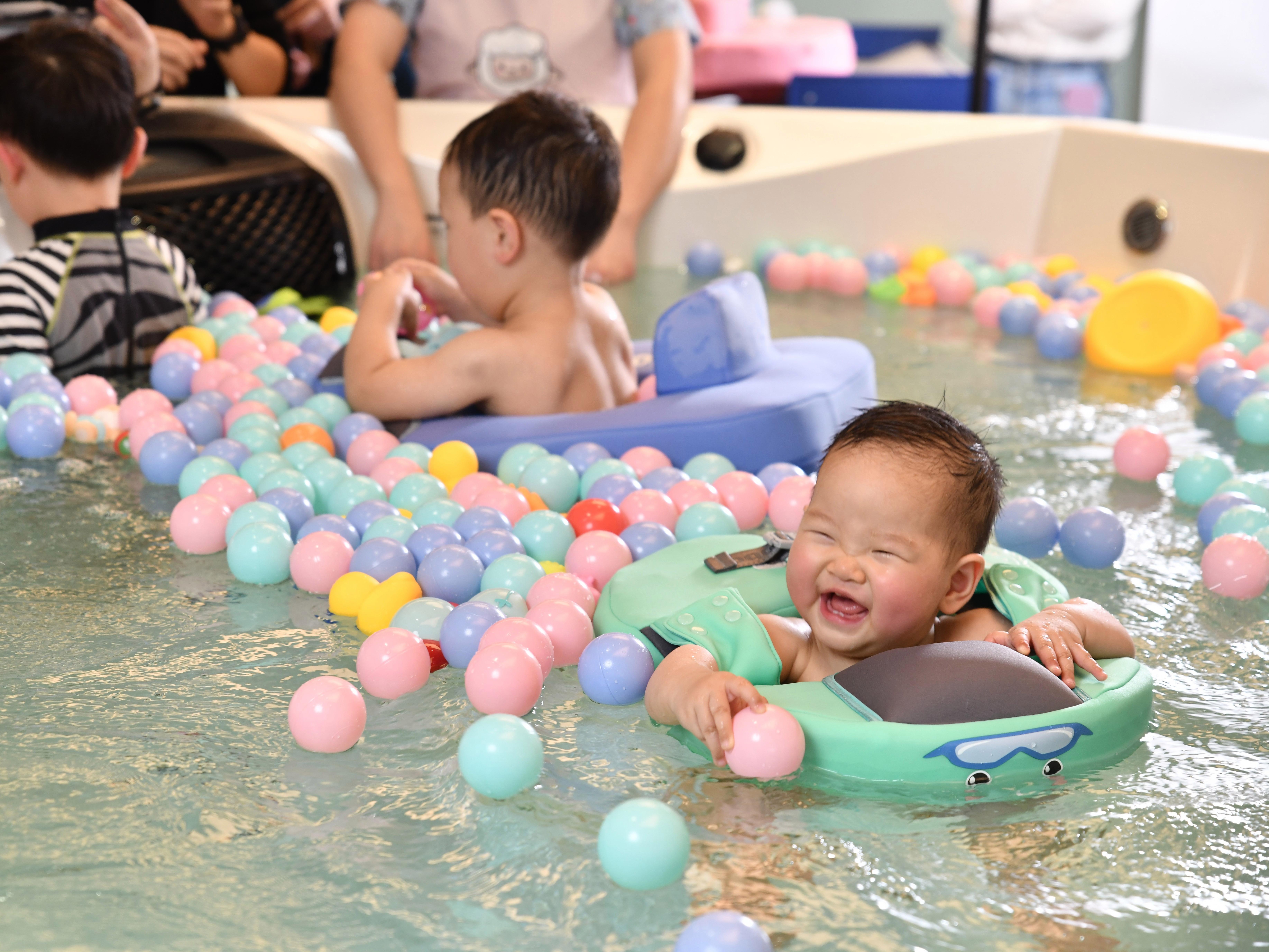 多多亲子岁月婴儿游泳馆加盟 15-25万投资 实地考察选址 量身定制装修 视频缩略图 7
