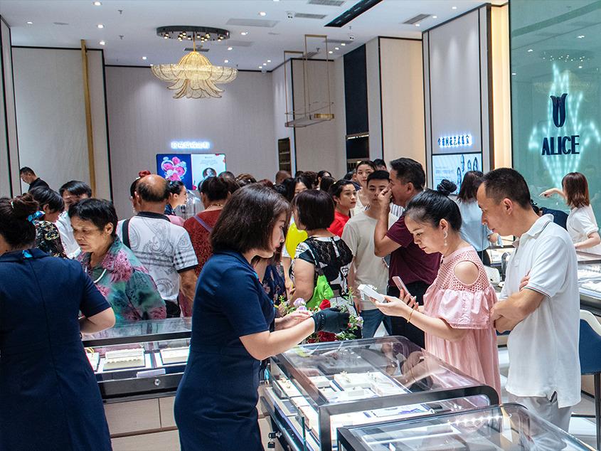 ALICE爱丽丝珠宝饰品加盟 50万起投资 实地考察选址 量身定制装修 视频缩略图 6
